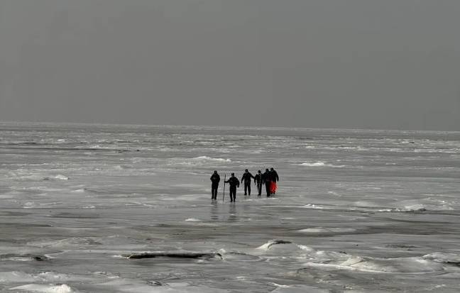 男子独自走向冰冻海域疑似欲轻生民警冰面徒步近3公里施救…